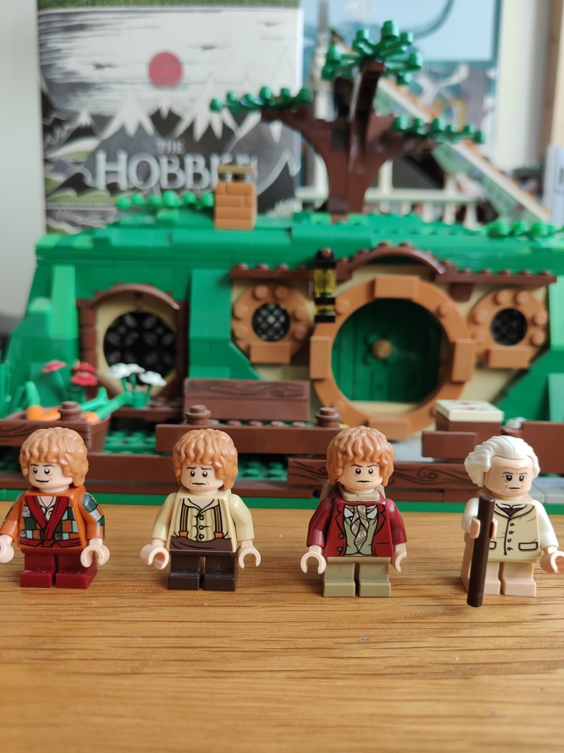 L'évolution de Bilbon en Lego, avec à droite sa version âgée dans le set L'évolution de Bilbon en Lego 