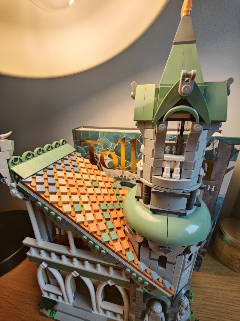 Achever la tour ne marque que la fin de la première partie de la construction du set Lego Le Seigneur des Anneaux : Fondcombe