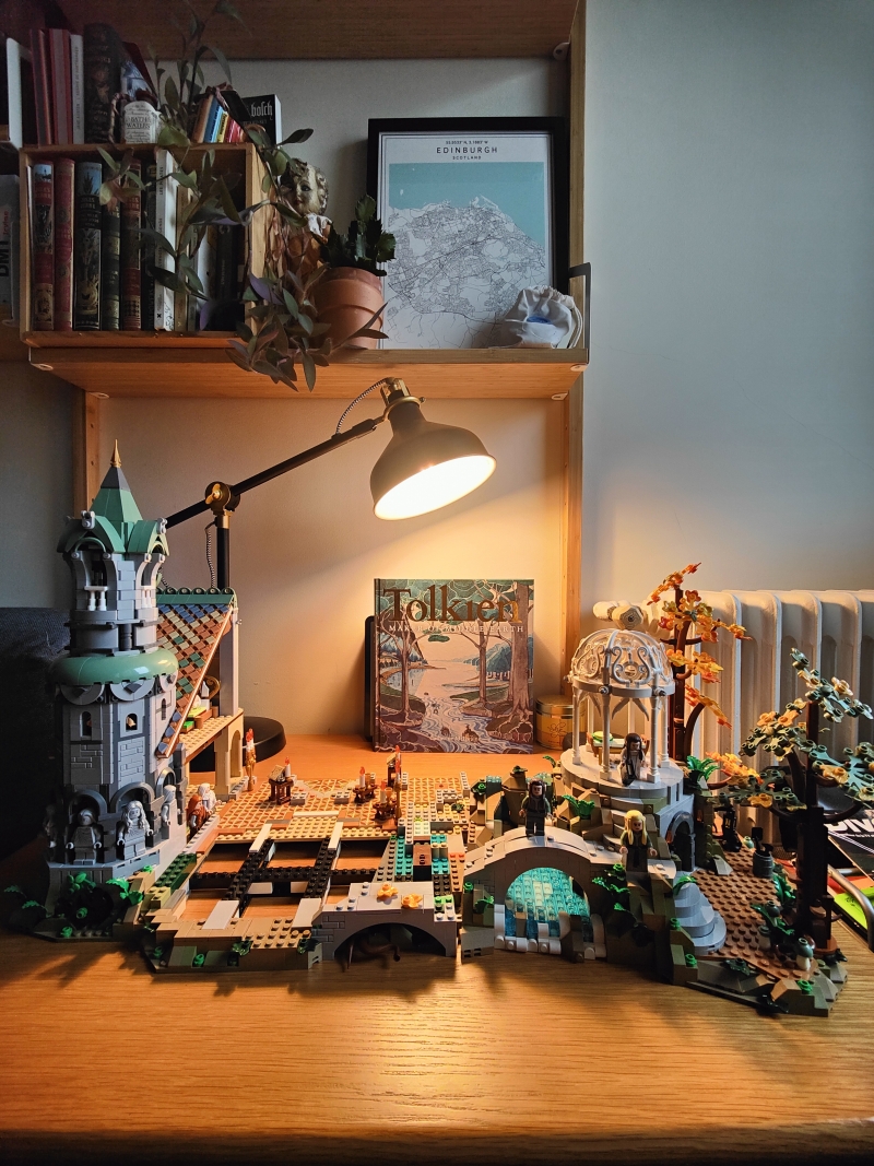 Comme vous pouvez le constater, il faut prévoir un bel espace de travail pour pouvoir monter l'ensemble du set Lego Le Seigneur des Anneaux : Fondcombe.