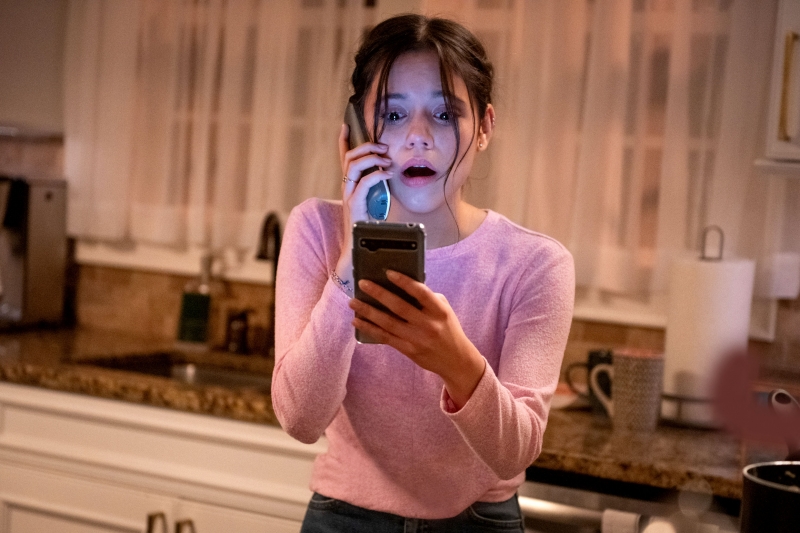 Jenna Ortega joue dans le reboot de Scream en 2022, elle survit et revient dans Scream VI.