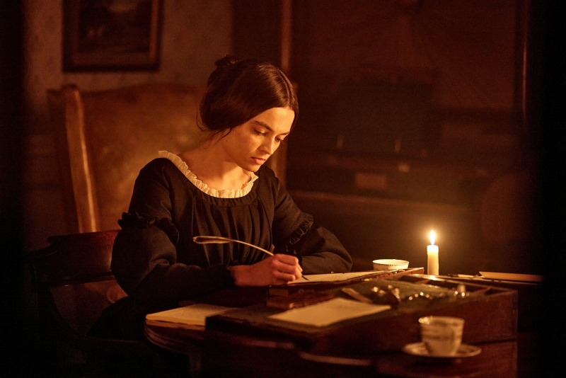 Emma Mackey joue Emily Brontë avec ferveur dans le film Emily.