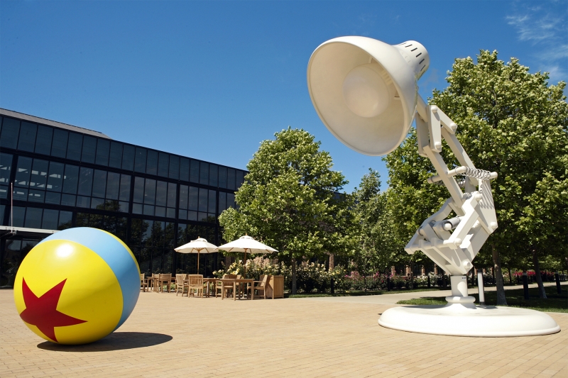 La lampe et la balle, symboles de Pixar, sont évidemment présentes devant les bureaux. 