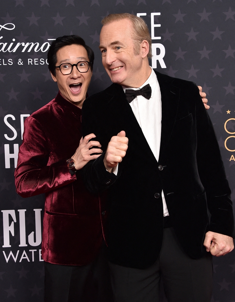 Ke Huy Quan et Bob Odenrkrik complices sur le tapis rouge des Critics Choice Awards 