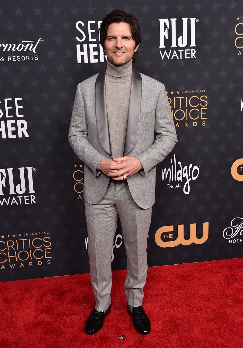 Adam Scott dans un costume gris sur le tapis rouge des Critics Choice Awards 