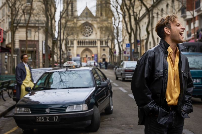 Rocco Siffredi (Alessandro Borghi) dans les rues de Paris. 