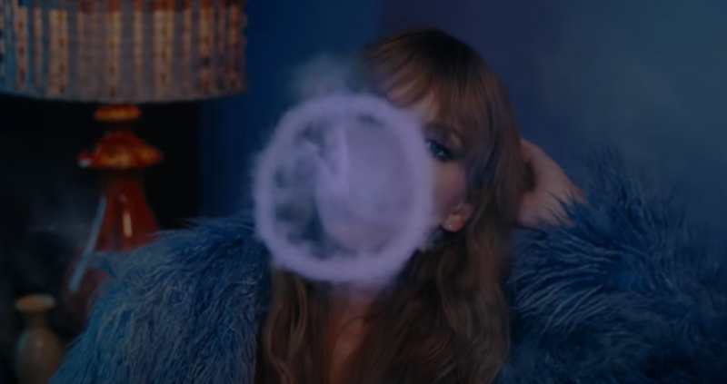 Fumée en forme d'horloge dans le clip Lavender Haze Taylor Swift