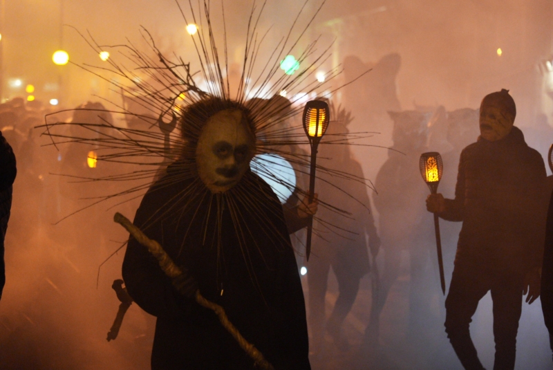 La procession passe devant le château, de nuit, avec de la fumée pour un effet spooky garanti. 