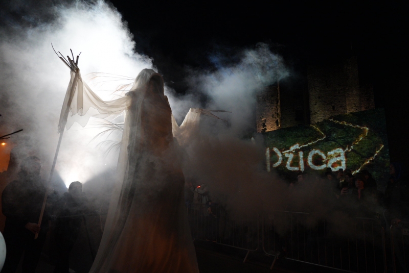 La procession passe devant le château, de nuit, avec de la fumée pour un effet spooky garanti. 