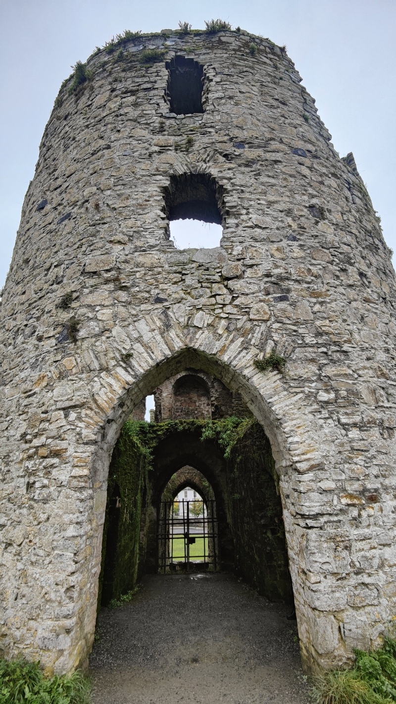 Seul le donjon peut se visiter, le reste est en ruines, et conserve son aspect dramatique. 