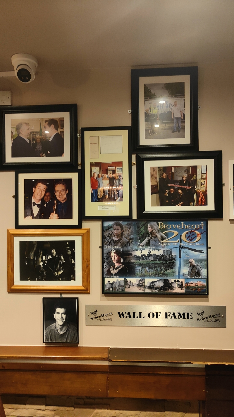 Un restaurant local a profité du tournage de Braveheart pour créer son Hall of Fame. Une déco qui sent bon les années 90. 