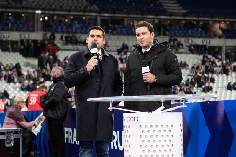 Le commentateur Matthieu Lartot et  le consultant Dimitri Yachvili au bord du terrain pour le test match contre l