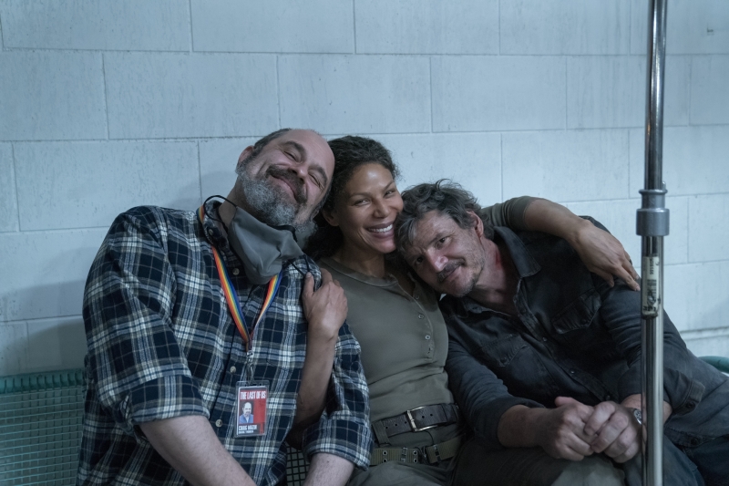 Le scénariste Craig Mazin (à gauche) avec les comédiens Merle Dandridge et Pedro Pascal sur le tournage de The Last of Us.