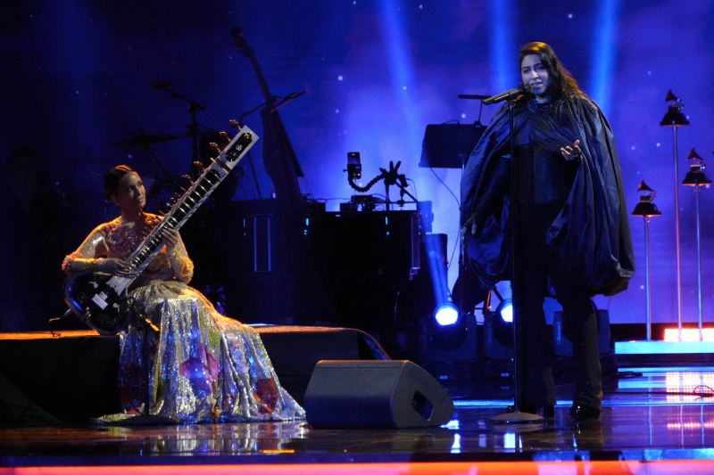 Anoushka Shankar (à droite) et Arooj Aftab ont performé durant la cérémonie des Grammy Awards. Une prestation merveilleuse portée par la mélodie unique du sitar, un instrument  typique de la musique hindoustanie