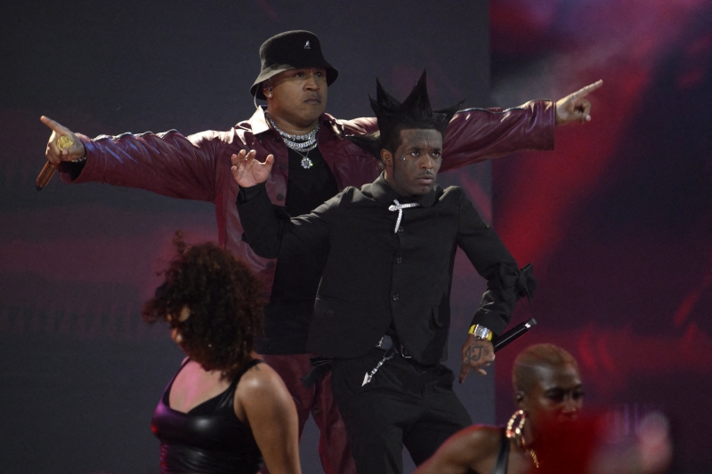 L’extravagant Lil Uzi Vert (à gauche) a chanté avec LL Cool J, les deux rappeurs ont enflammé la salle avant la remise du prix du meilleur album rap de l’année remporté par Kendrick Lamar.
