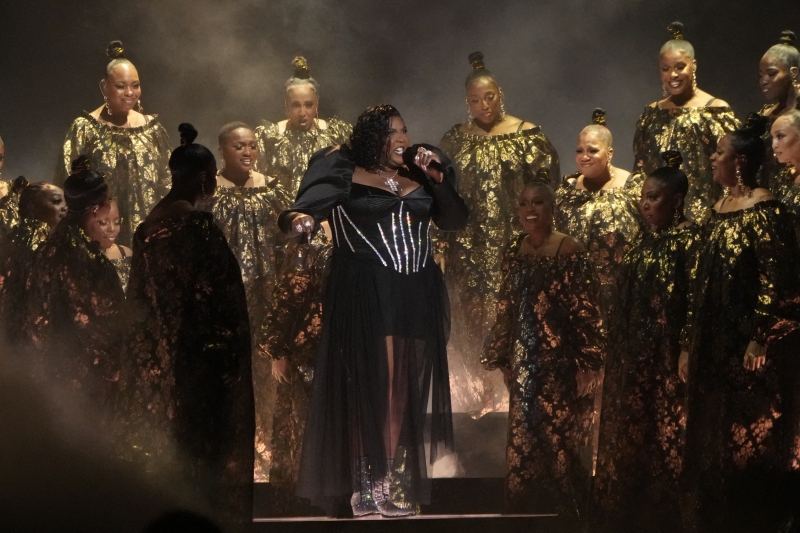 Lizzo a remporté le prix du meilleur enregistrement de l’année pour son titre About Damn Time avant de rendre hommage à Beyoncé et Prince dans son discours.