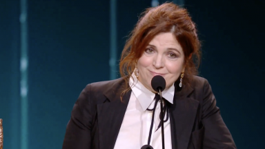 “La seule femme à avoir remporté 6 César” : Jamel Debbouze rend hommage à Agnès Jaoui, récompensée par un César d’honneur
