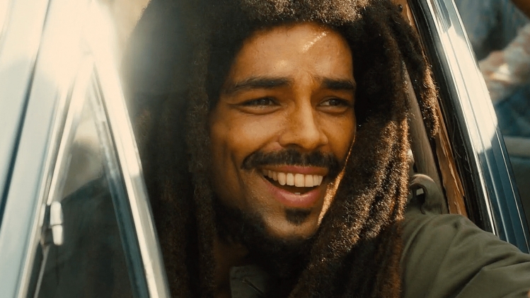Kingsley Ben-Adir dans la peau du roi du reggae dans Bob Marley : One Love.