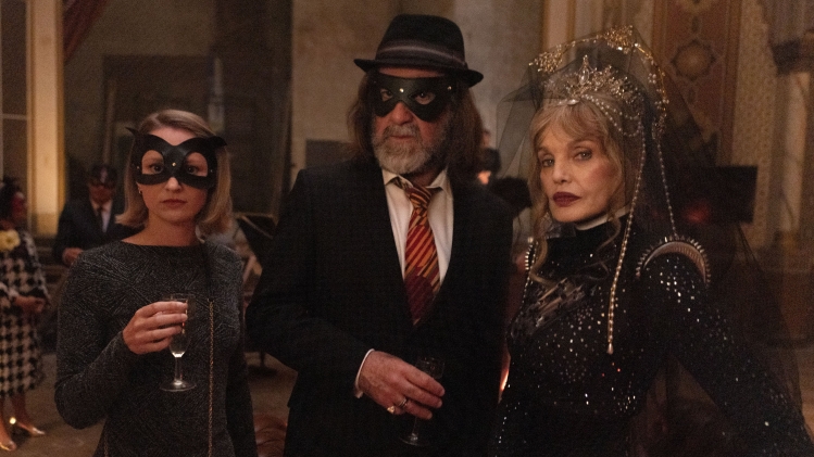 Tiphaine Daviot, Eric Cantona et Arielle Dombasles, guest de la série, dans Murder Club. 