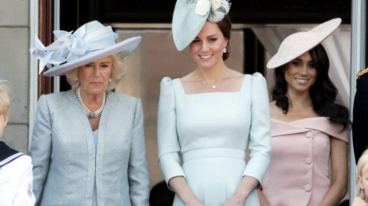 Camilla Parker Bowles (à gauche), Kate Middleton (au centre) et Meghan Markle (à droite).