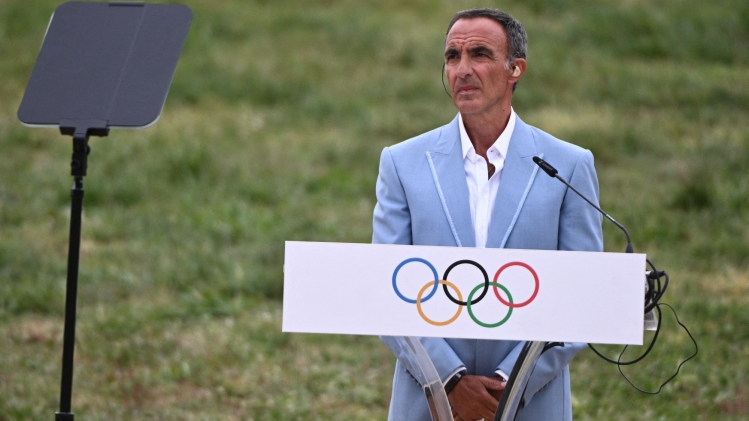 Nikos Aliagas, lors de la cérémonie de la flamme olympique, à Olympie, le 16 avril, à moins de 100 jours des Jeux olympiques et paralympiques de Paris 2024.