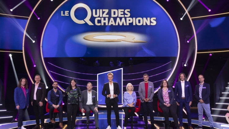 Cyril Féraud, entouré des cnadidats qui participent à ce numéro du Quiz des champions.
