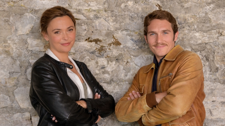 Les rôles principaux de Meurtres dans le Jura sont campés par Sandrine Quétier et Pierre-Yves Bon.