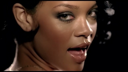 Rihanna dans le clip Umbrella.