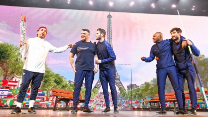Michaël Youn déguisé en porteur de la flamme olympique pour cette édition 2024 des Enfoirés