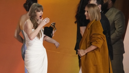 Taylor Swift et Céline Dion sur la scène des Grammy Awards 2024.