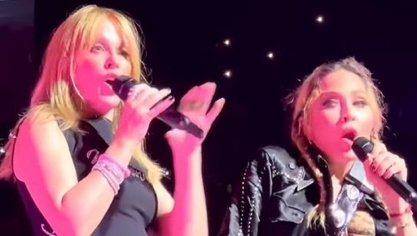 Kylie Minogue est montée sur scène avec Madonna lors de son concert à Los Angeles.