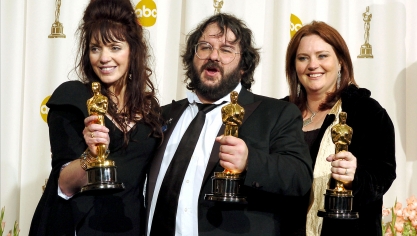 Fran Walsh, Peter Jackson et Philippa Boyens avec leurs Oscars reçus pour Le Seigneur des Anneaux : le retour du roi, lors de la cérémonie du 29 février 2004 au Kodak Theater de Los Angeles. 