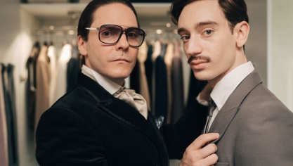 Daniel Brühl et Théodore Pellerin dans Becoming Karl Lagerfeld 
