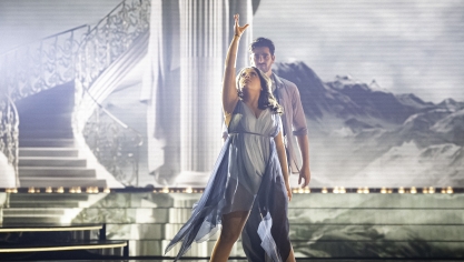 Aux côtés de son danseur Christophe Licata, Inès Reg impressionne sur le parquet de Danse avec les stars.