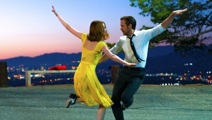 Emma Stone et Ryan Gosling dans une scène de danse culte du film La La Land.