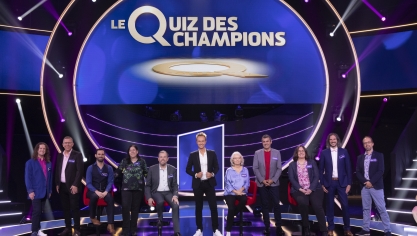Cyril Féraud, entouré des cnadidats qui participent à ce numéro du Quiz des champions.