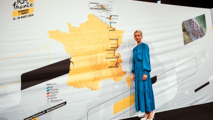 Marion Rousse, directrice du Tour de France Femmes avec Zwift, devant le tracé de l