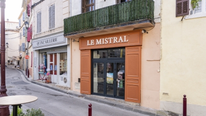 La façade du bar du Mistral dans Plus belle la vie, encore plus belle.