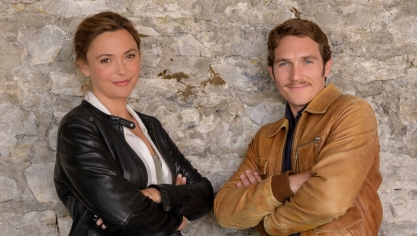 Les rôles principaux de Meurtres dans le Jura sont campés par Sandrine Quétier et Pierre-Yves Bon.