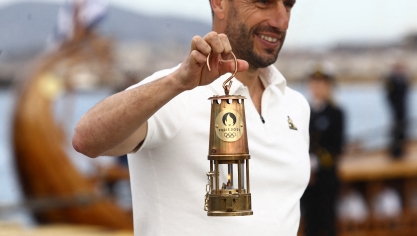 Tony Estanguet porte la flamme olympique sur le Belem.