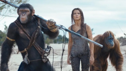Owen Teague et Freya Allan dans les rôles de Noa et Nova dans La Planète des singes : Le Nouveau Royaume.