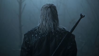 Liam Hemsworth remplace Henry Cavill dans la peau de Geralt de Riv.