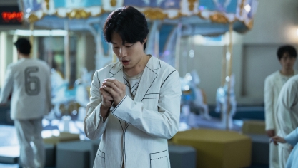 Ryu Jun-yeol incarne Jin Soo dans la série The 8 Show de Netflix.