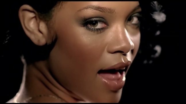 Rihanna dans le clip Umbrella.