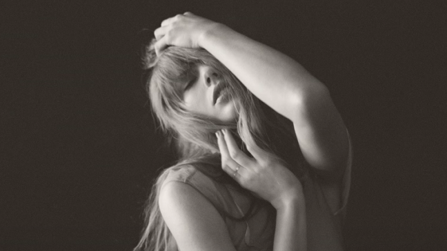 Pour la pochette de son onzième opus, The Tortured Poets Department, Taylor Swift a opté pour des photos en noir et blanc.
 
