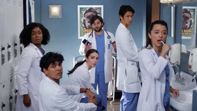 Levi Schmitt et les internes de l'hôpital Grey Sloan Memorial dans la série Grey's Anatomy.