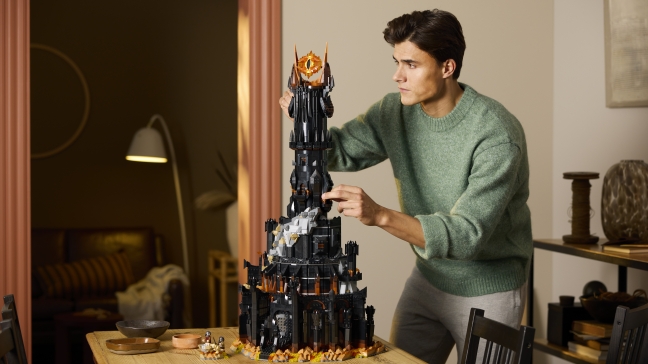 LEGO vient de dévoiler son set Barad-dûr, composé de quelques 5471 pièces. 
