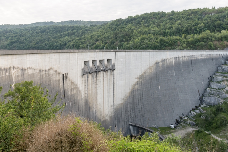Lors du tournage de Meurtres dans le Jura, Le barrage du Vouglans n’a pu être filmé que de l’extérieur. 
